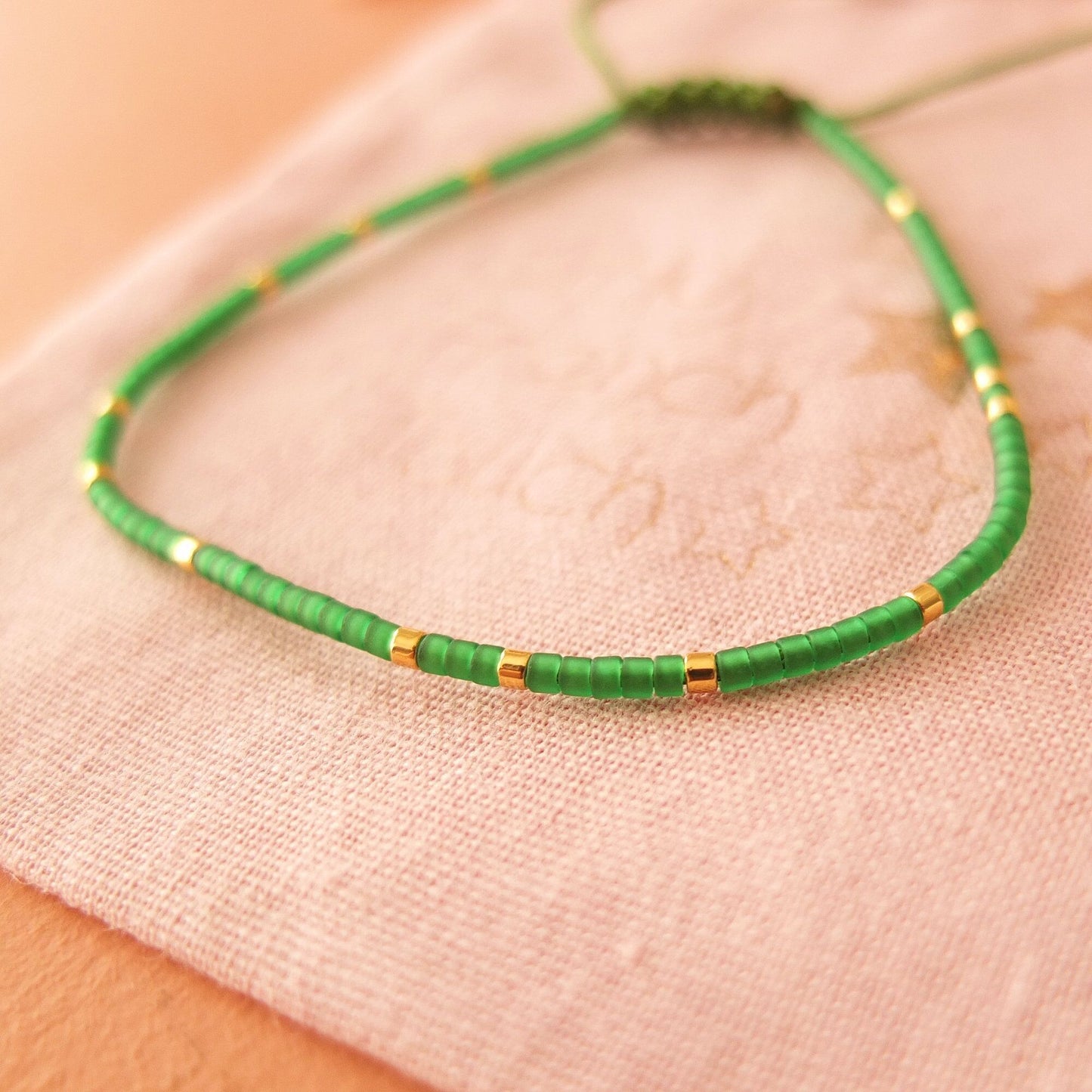 Bracelet ajustable fil de jade et perles miyuki aspect givré, coloris 10