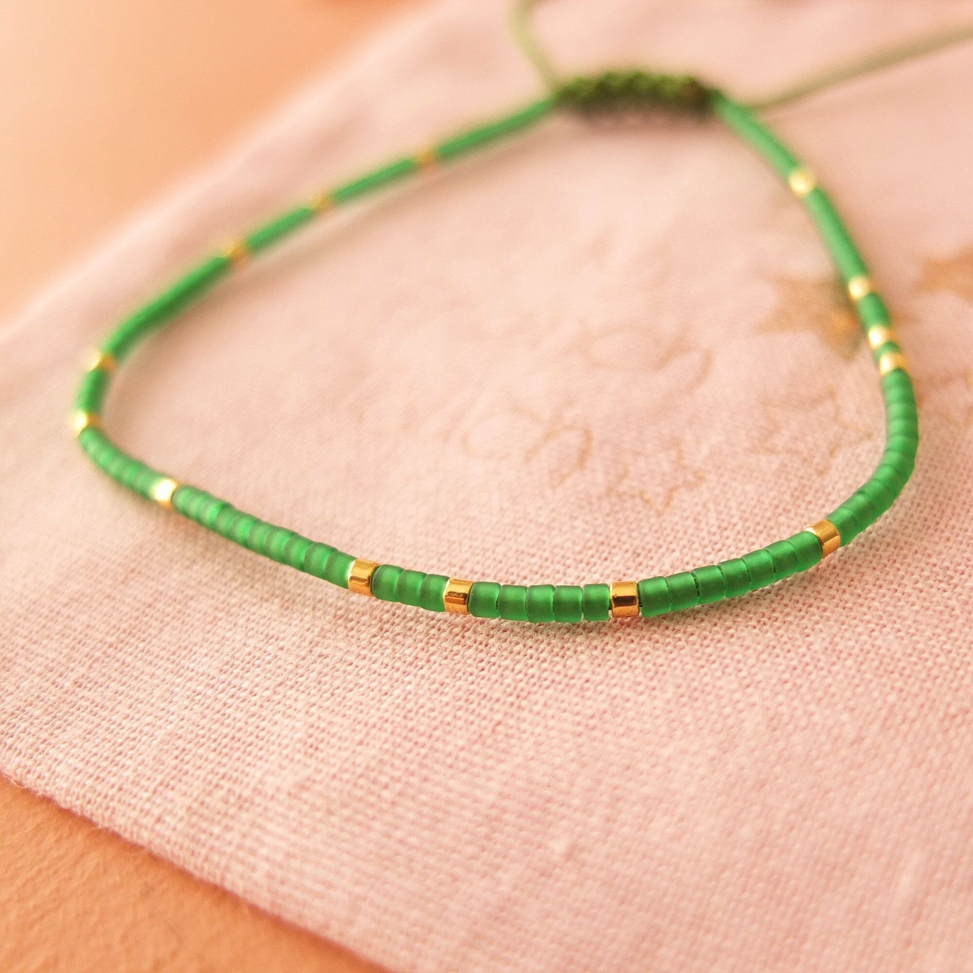Bracelet ajustable fil de jade et perles miyuki aspect givré, coloris 10
